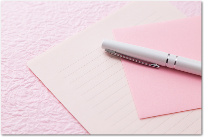 ペンと桜色の便箋と封筒