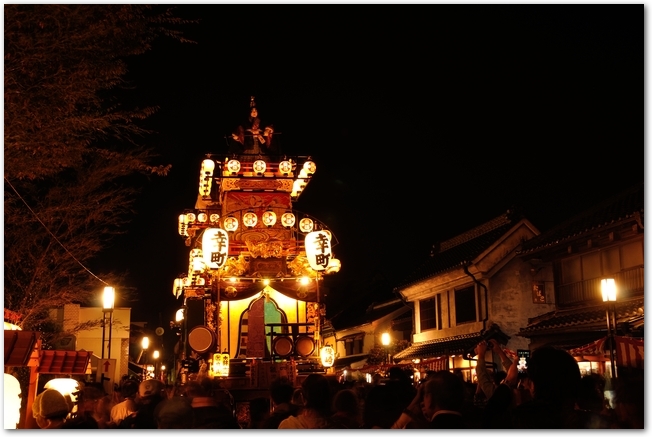 灯りのついた提灯が提げられている川越祭りの夜の山車
