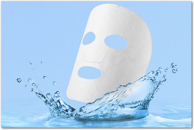 水が跳ねている青い背景とシートマスク