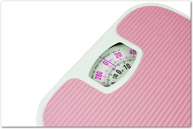 ピンク色のアナログ表示の体重計